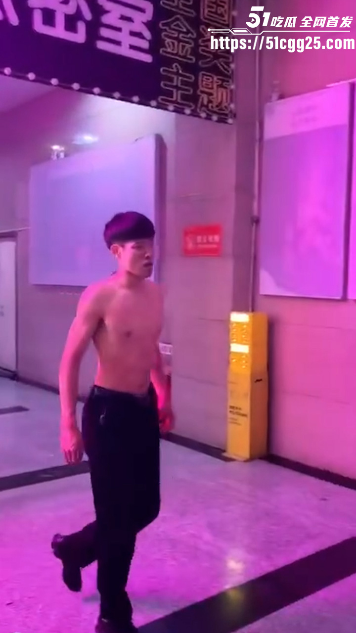 精神小伙1v3街头群殴1 精神小伙1v3街头群殴1