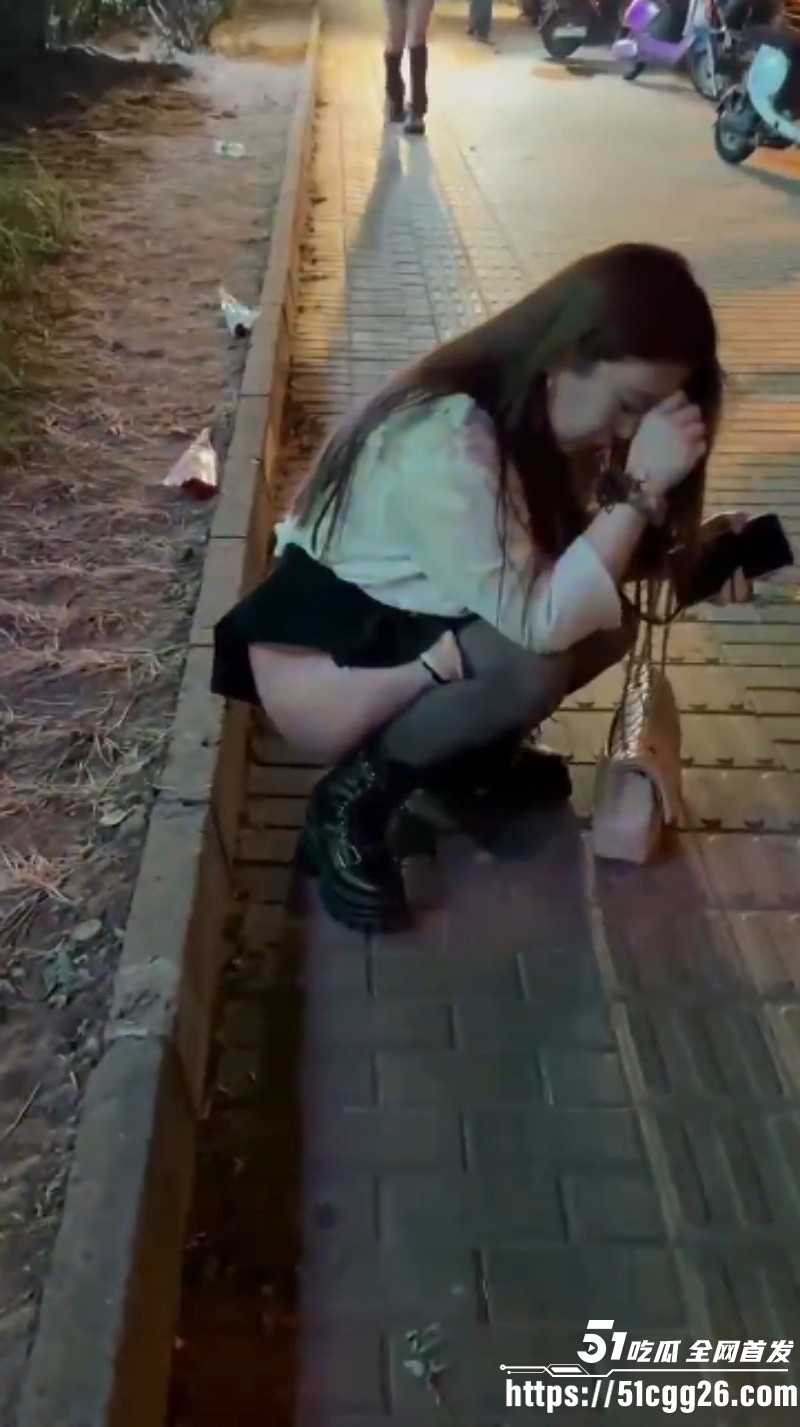 醉酒小仙女当街放尿视频01 醉酒小仙女当街放尿视频01
