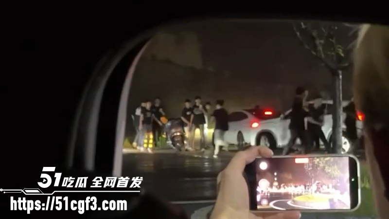 宁乡任福路百人战 两伙小年轻持械互砍驾车冲撞 9 宁乡任福路百人战 两伙小年轻持械互砍驾车冲撞 9