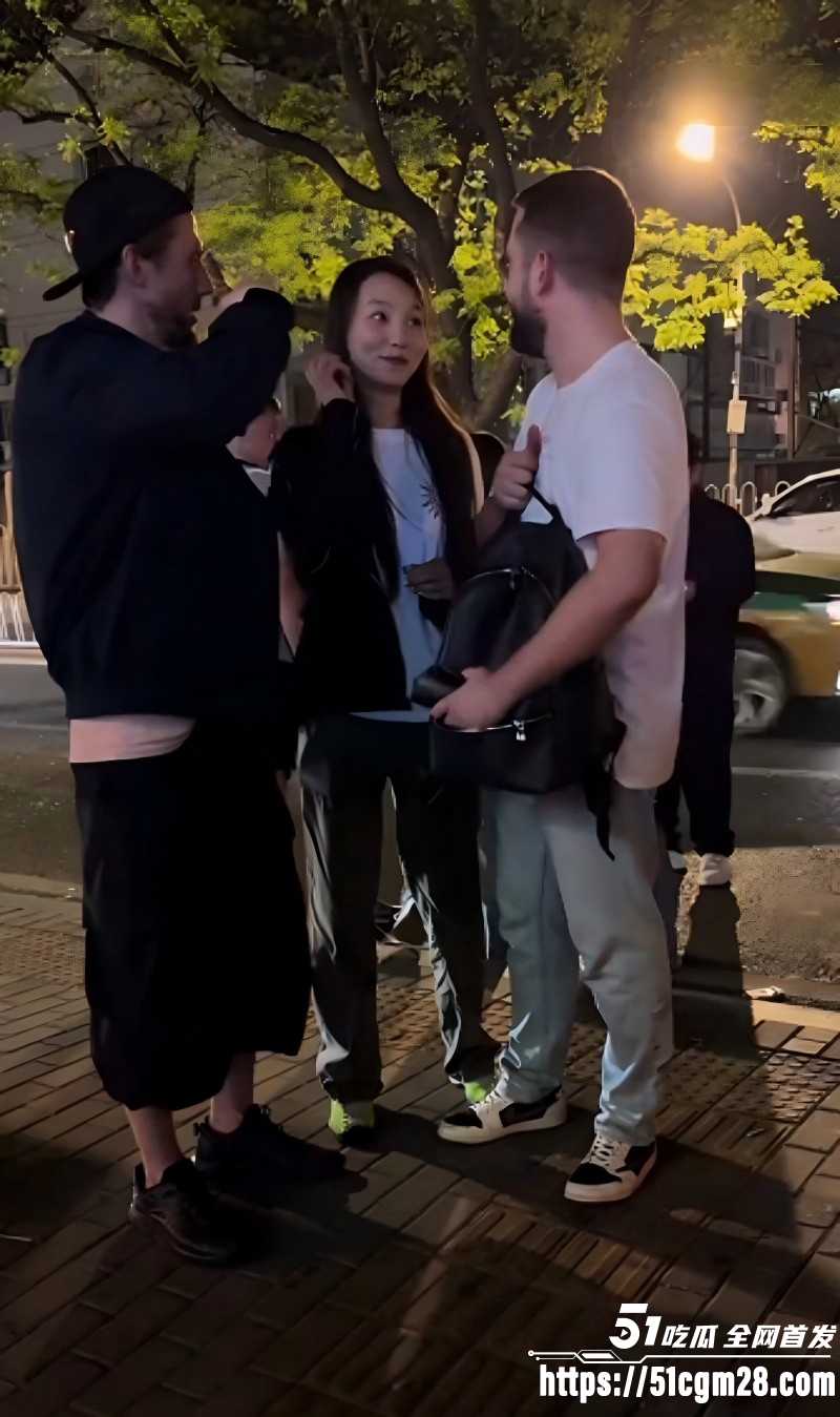 三里屯酒吧一拖二老外视频03 三里屯酒吧一拖二老外视频03