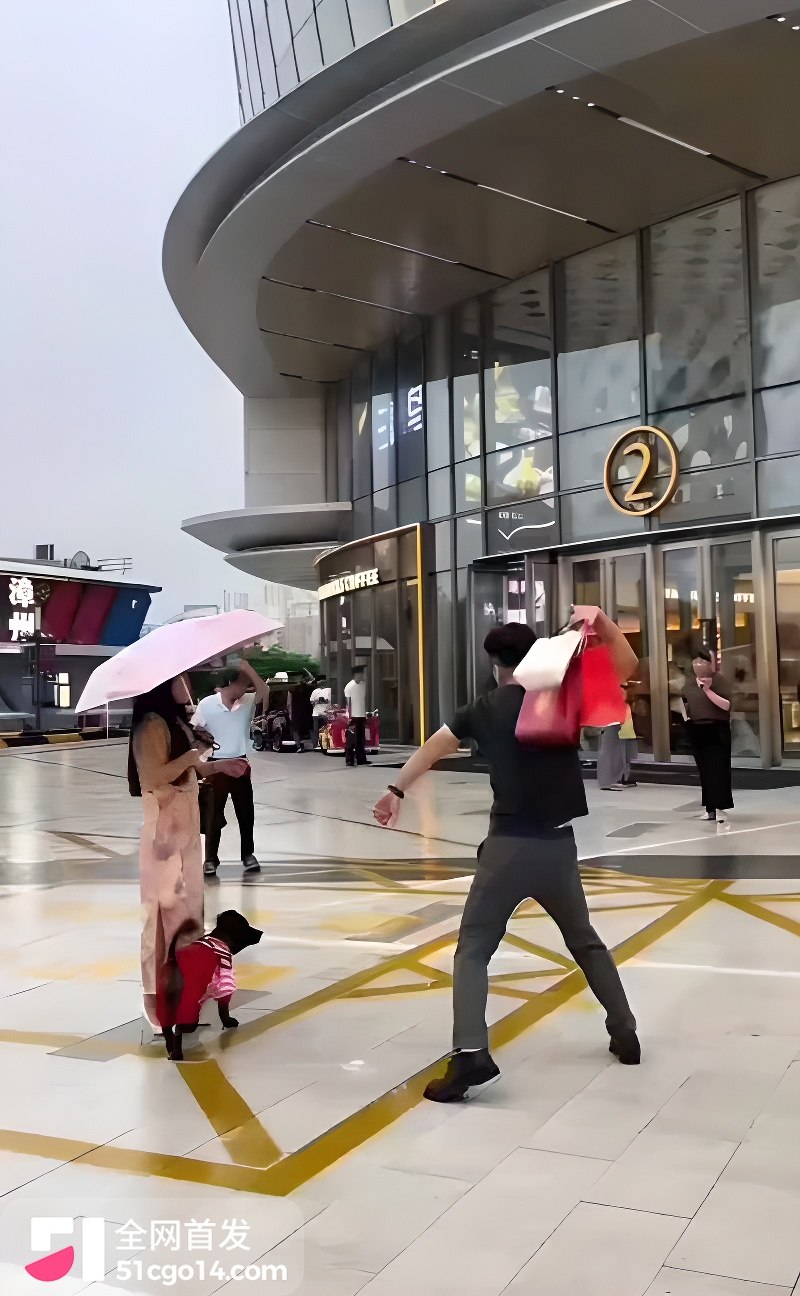 吾悦广场门口夫妻当街爆吵 1 吾悦广场门口夫妻当街爆吵 1