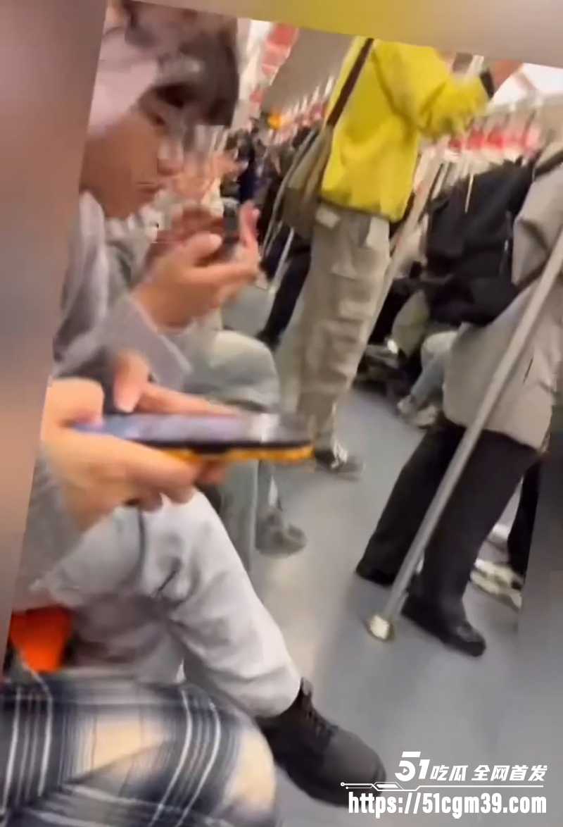 地铁精神小伙偷摸女孩下体被拍 4 拷贝 地铁精神小伙偷摸女孩下体被拍 4 拷贝