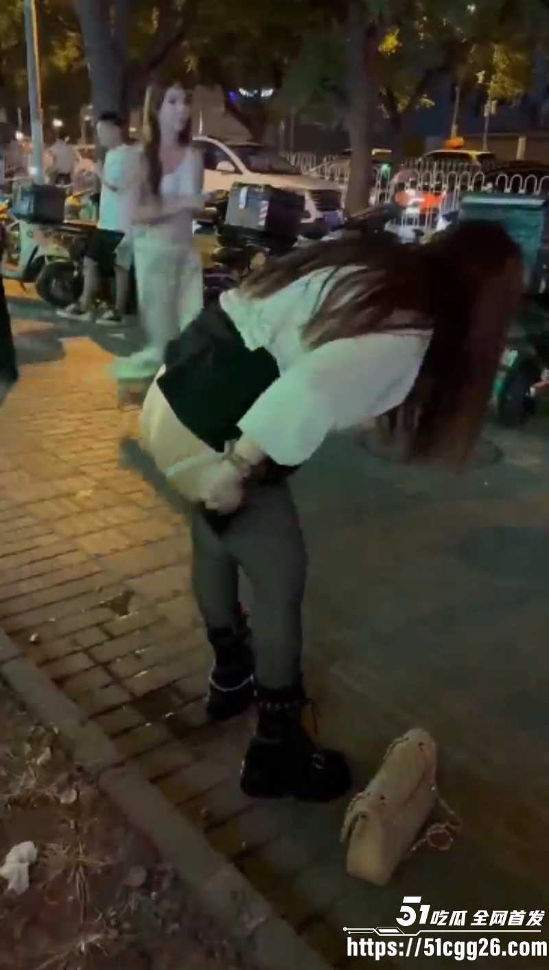 醉酒小仙女当街放尿视频05 醉酒小仙女当街放尿视频05