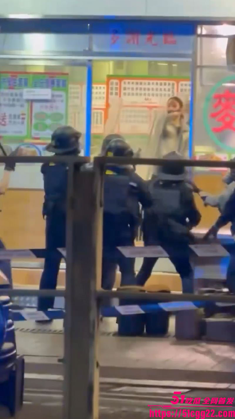 香港上水粉店女子袭警事件 3 香港上水粉店女子袭警事件 3