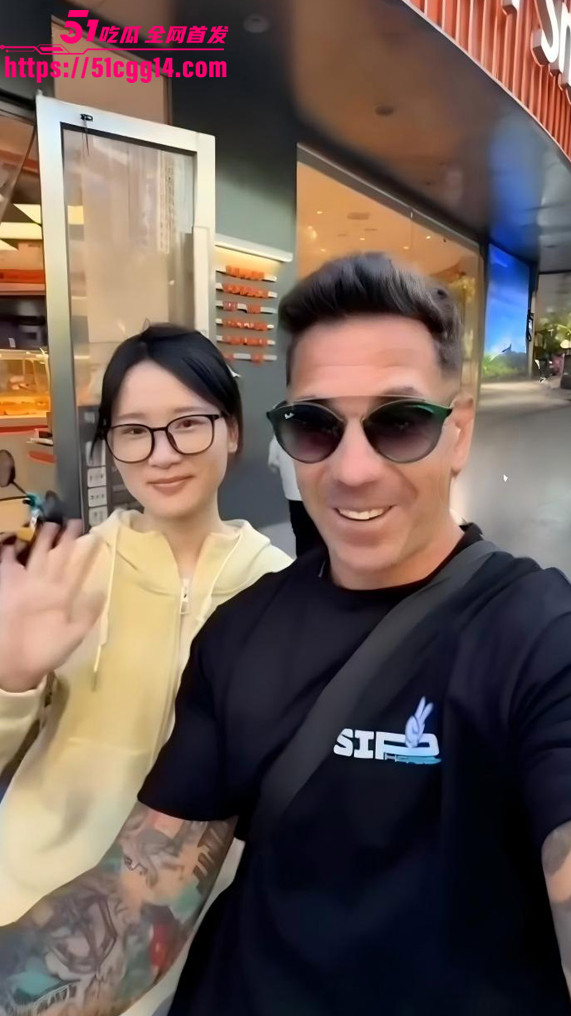 眼镜反差婊街头与阿根廷猛男热吻2 眼镜反差婊街头与阿根廷猛男热吻2