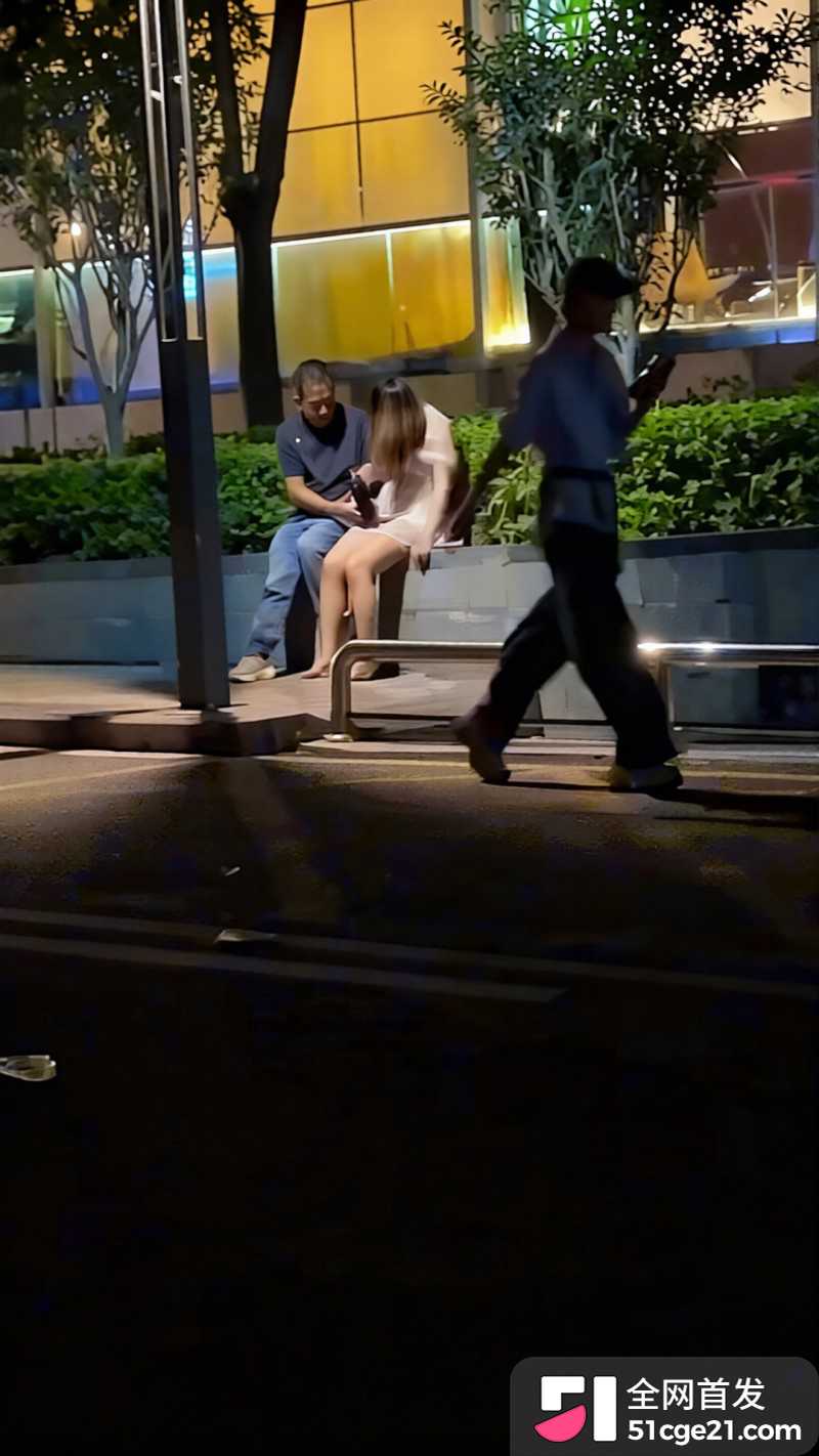 饥渴狗男女户外整活 当街无视路人野战调情2 饥渴狗男女户外整活 当街无视路人野战调情2