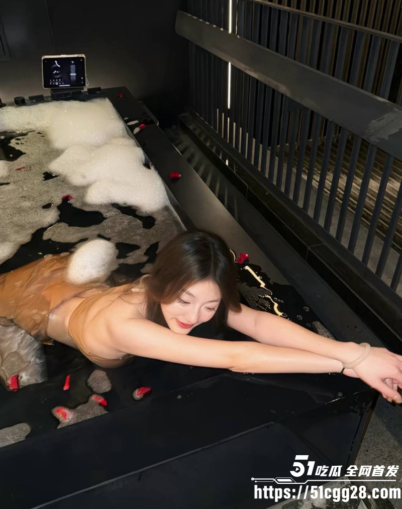 江苏无锡3女1男酒店自拍爆火抖音09 江苏无锡3女1男酒店自拍爆火抖音09