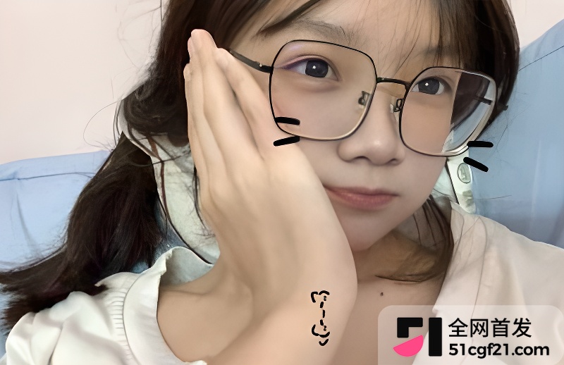 19岁反差眼镜妹下海卖淫 1 19岁反差眼镜妹下海卖淫 1