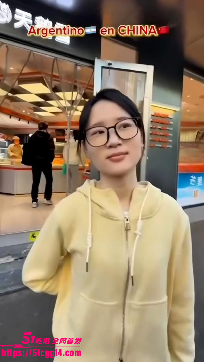 眼镜反差婊街头与阿根廷猛男热吻1 眼镜反差婊街头与阿根廷猛男热吻1