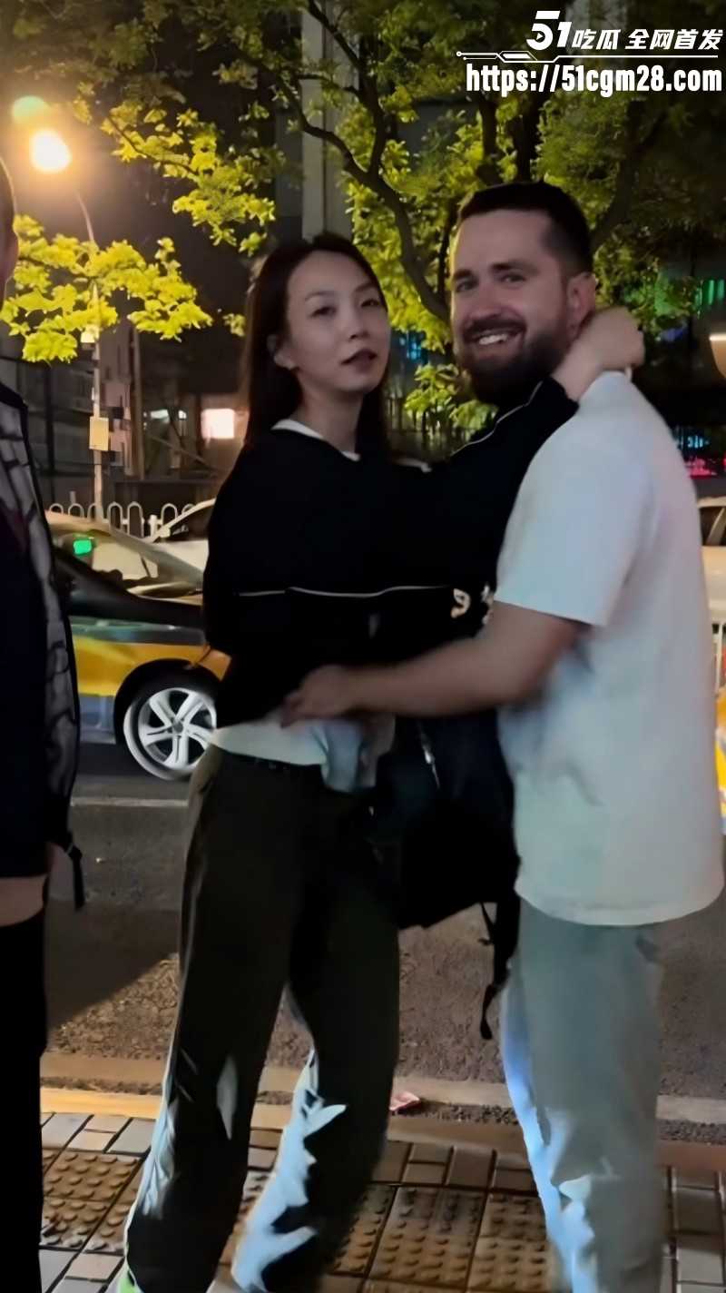 三里屯酒吧一拖二老外视频01 三里屯酒吧一拖二老外视频01