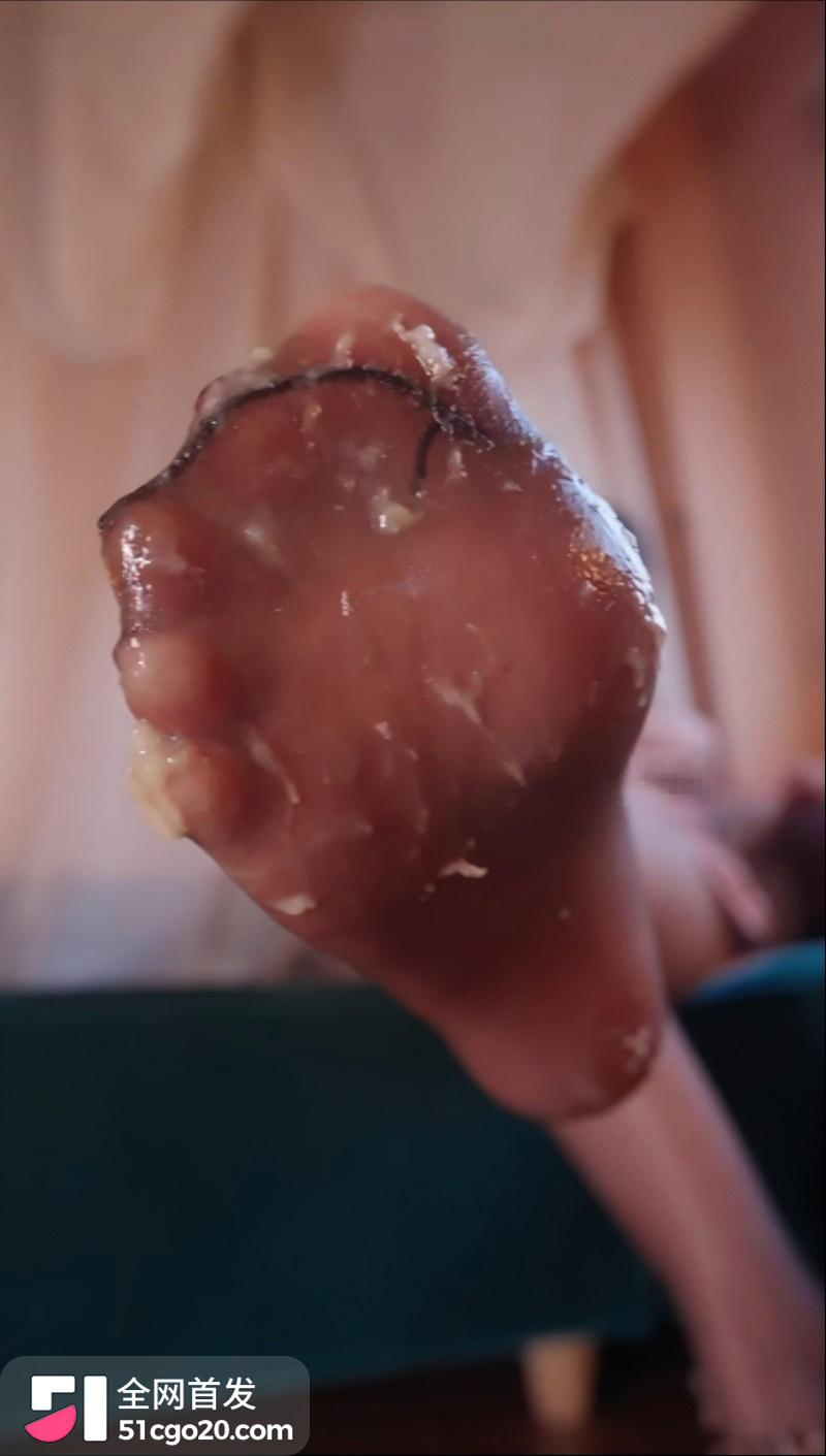 足控女神 台北娜娜 福利短片香蕉踏碎压榨6 足控女神 台北娜娜 福利短片香蕉踏碎压榨6