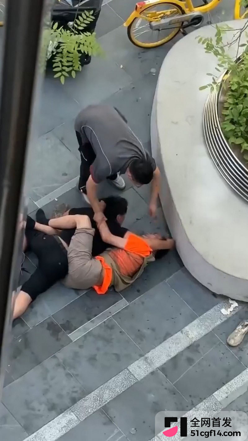 UFC北京分赛站黑衣男打环卫工 5