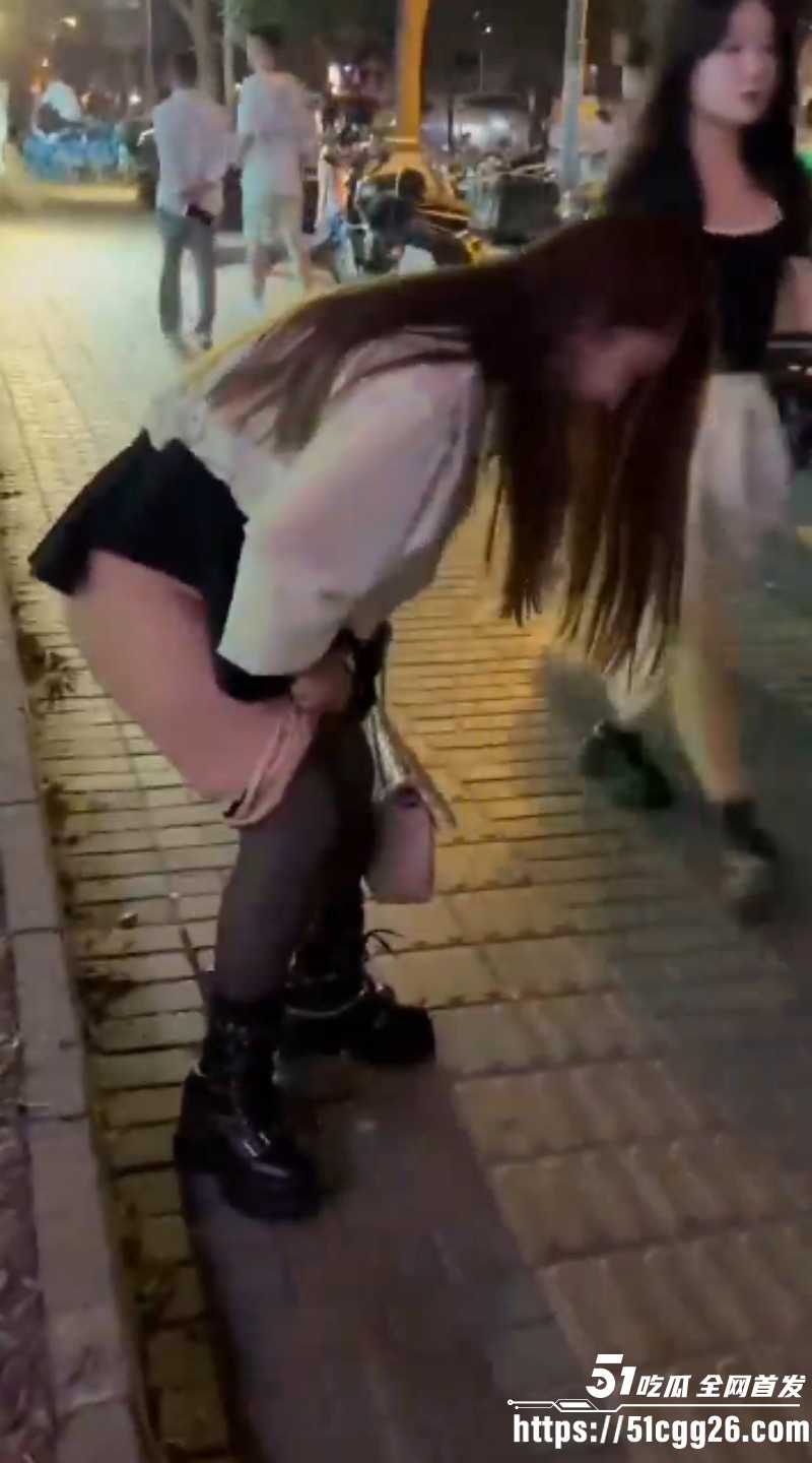 醉酒小仙女当街放尿视频04 醉酒小仙女当街放尿视频04