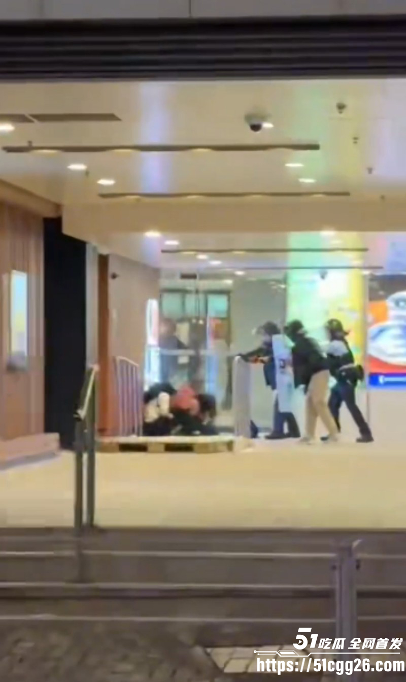 香港屯门市广场持刀伤人事件04 香港屯门市广场持刀伤人事件04