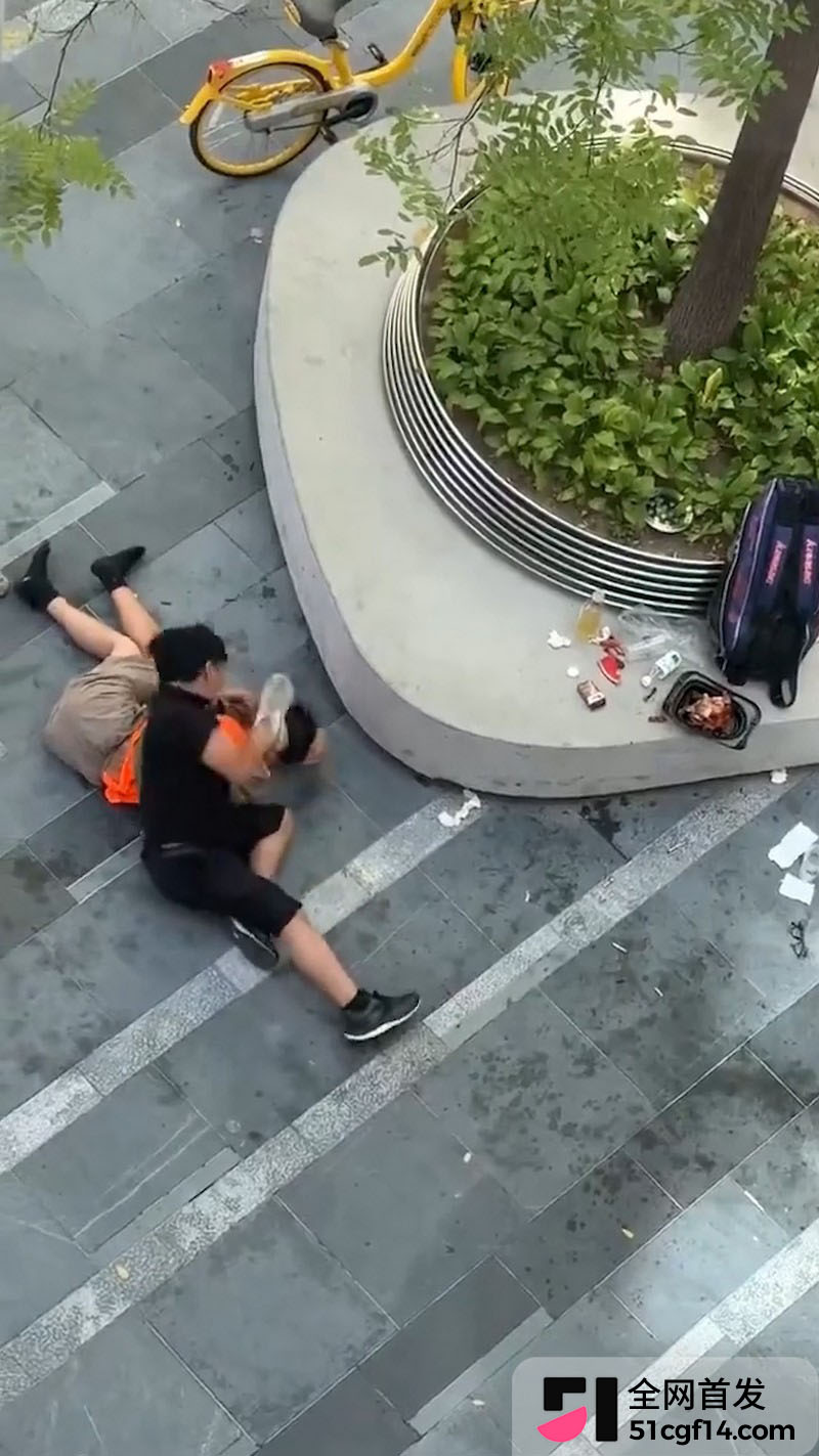UFC北京分赛站黑衣男打环卫工 3
