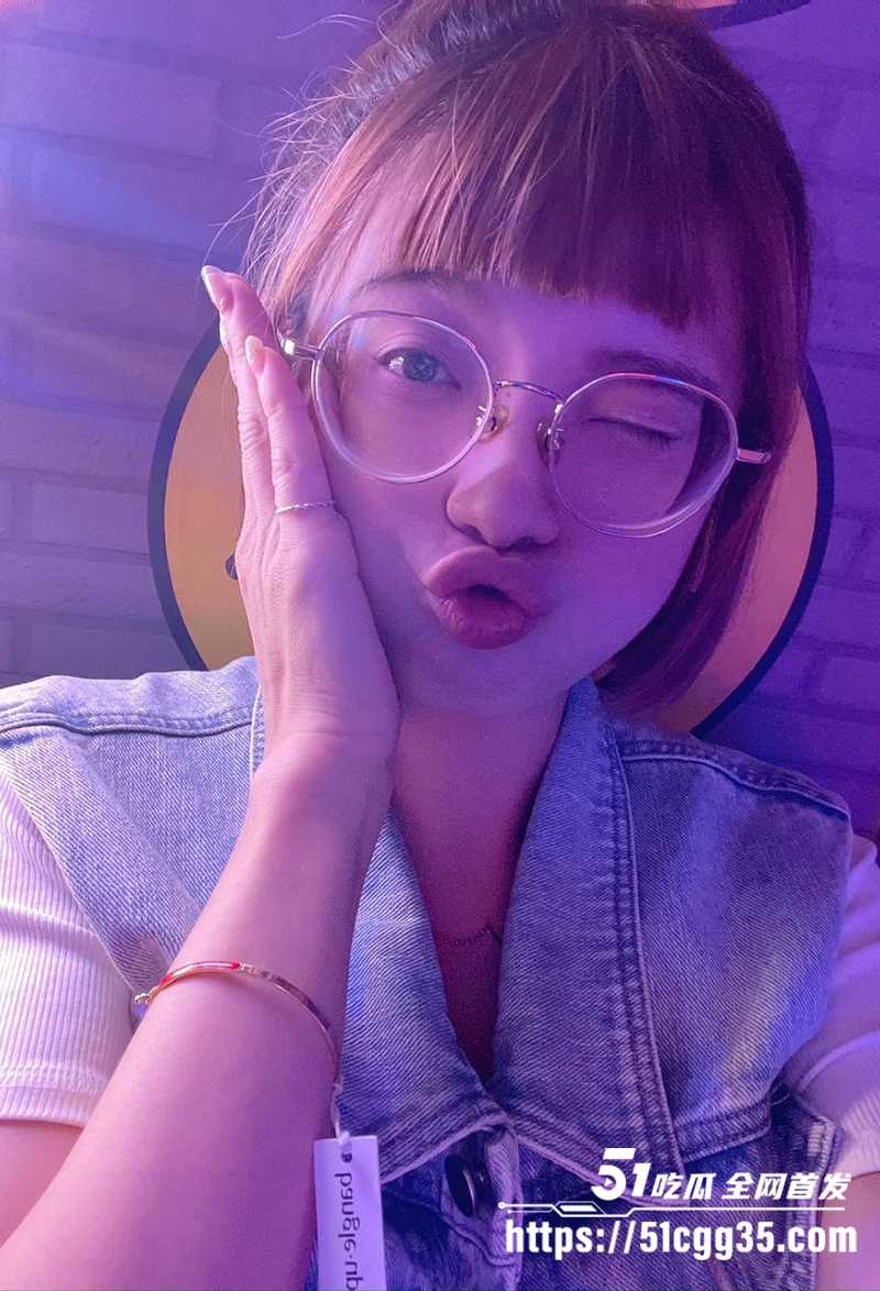 浓眉大眼短发齐刘海反差妹3P性爱视频流出4拷贝 浓眉大眼短发齐刘海反差妹3P性爱视频流出4拷贝