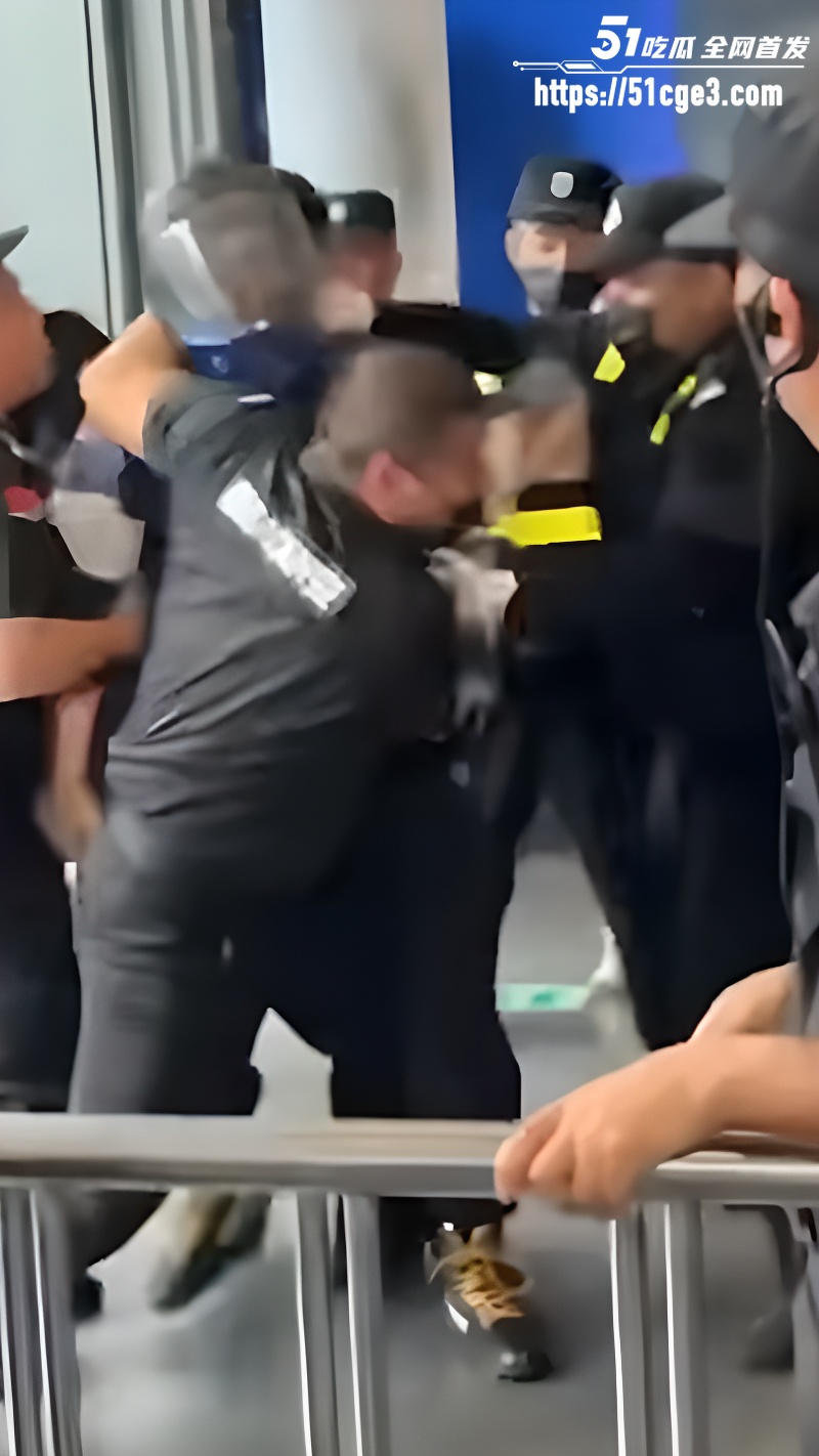 抖音网红车模 程儿 无锡车展现场遇刀袭 6 抖音网红车模 程儿 无锡车展现场遇刀袭 6