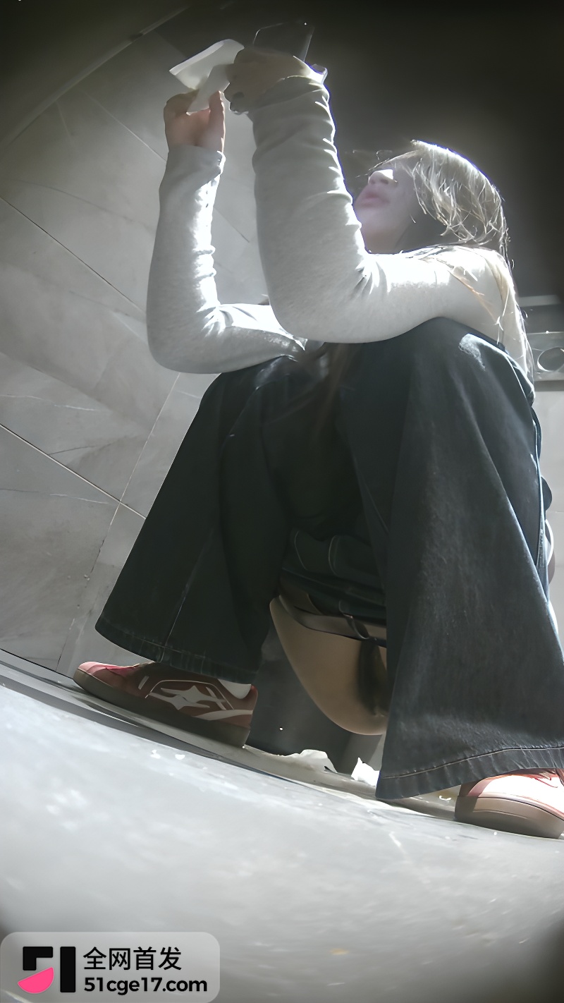 酒吧厕所全景偷拍2 酒吧厕所全景偷拍2