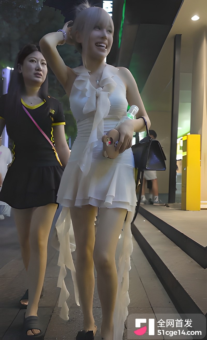 痴汉大爷户外偷拍惨被抓包 5 痴汉大爷户外偷拍惨被抓包 5
