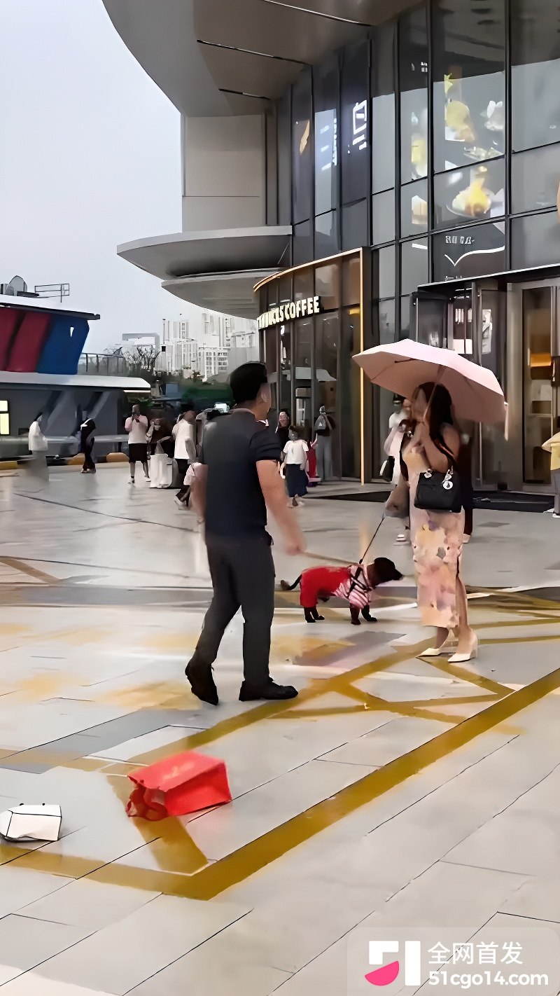吾悦广场门口夫妻当街爆吵 6 吾悦广场门口夫妻当街爆吵 6