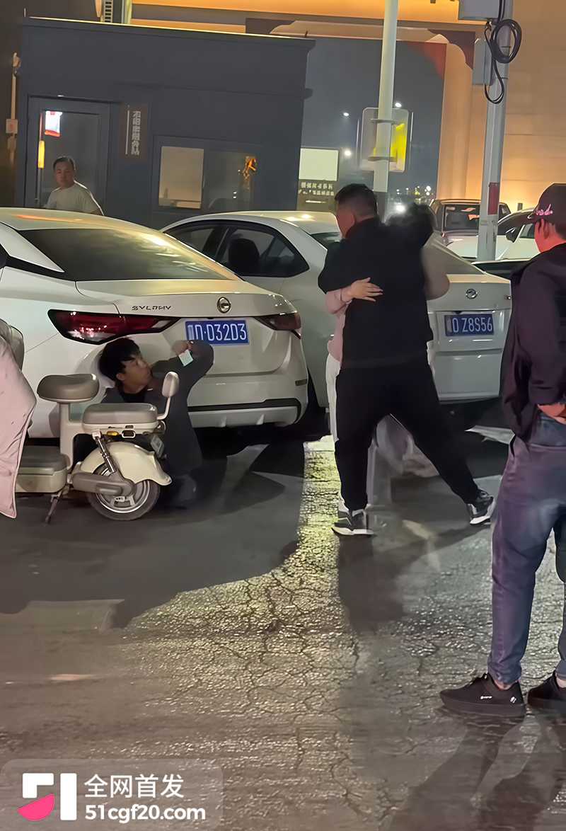 广府街头捉奸暴打小三火烧电动车 3 拷贝 广府街头捉奸暴打小三火烧电动车 3 拷贝