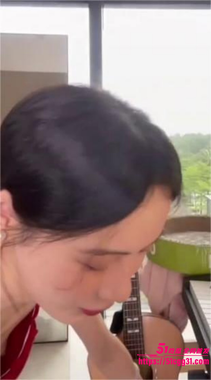 抖音百万网红 一只海螺 走光视频流出 宽松睡衣粉嫩乳头清晰可见 扁平美乳骨感诱惑十足 2 抖音百万网红 一只海螺 走光视频流出 宽松睡衣粉嫩乳头清晰可见 扁平美乳骨感诱惑十足 2
