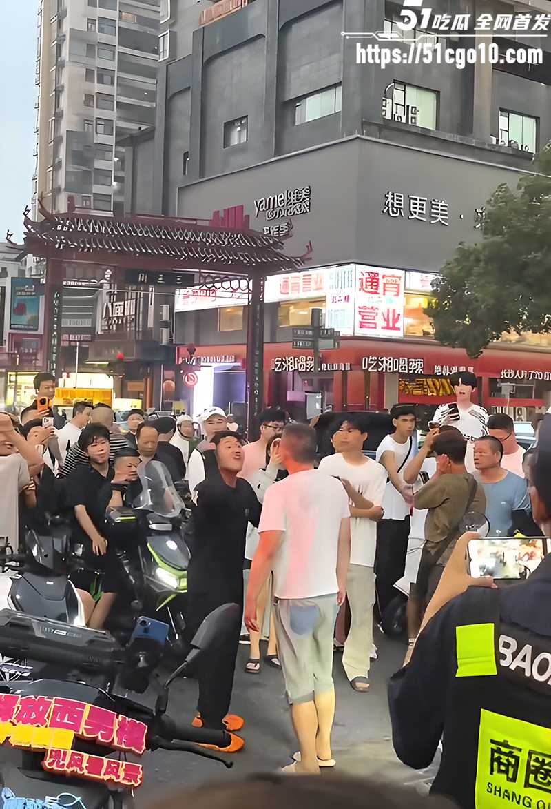 两男子当街吵架吐口水 5 拷贝 两男子当街吵架吐口水 5 拷贝