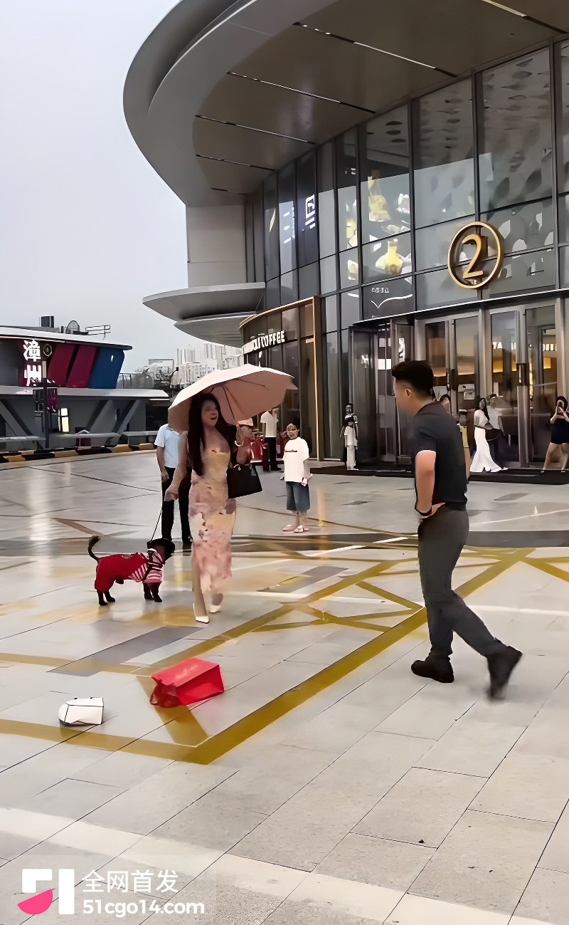 吾悦广场门口夫妻当街爆吵 2 吾悦广场门口夫妻当街爆吵 2
