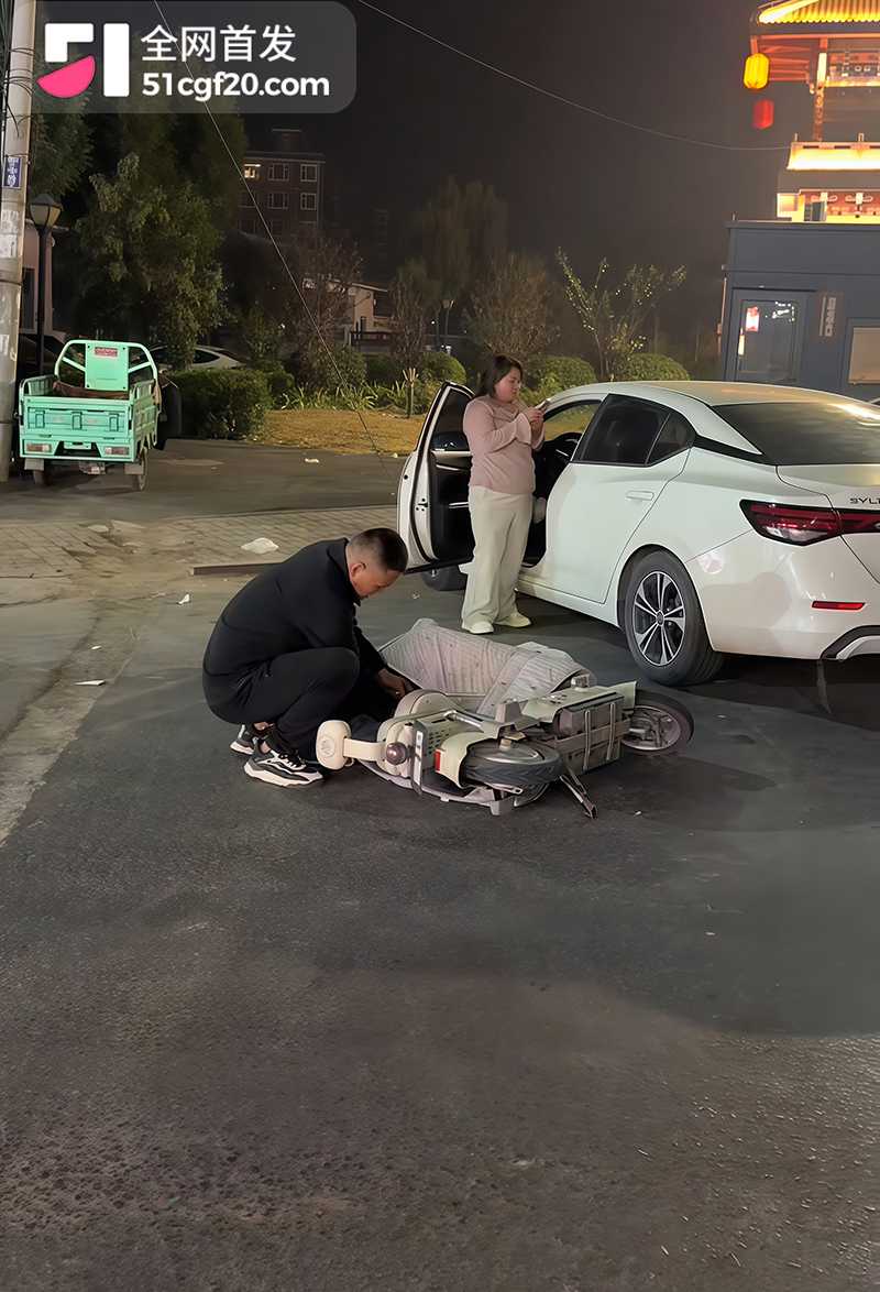 广府街头捉奸暴打小三火烧电动车 4 拷贝 广府街头捉奸暴打小三火烧电动车 4 拷贝