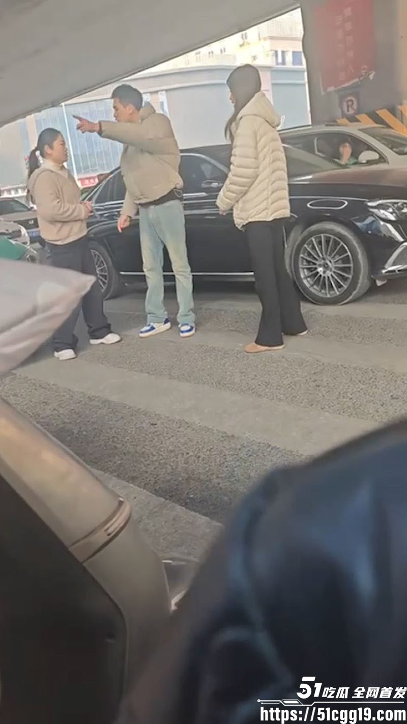 郑州奔驰E300L渣男出轨被原配当街抓奸 3 郑州奔驰E300L渣男出轨被原配当街抓奸 3