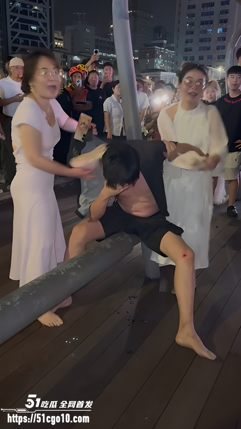 脚踩两条船出轨两个富婆 3 脚踩两条船出轨两个富婆 3