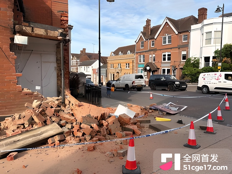 英国惊现暴力抢 ATM 2 英国惊现暴力抢 ATM 2