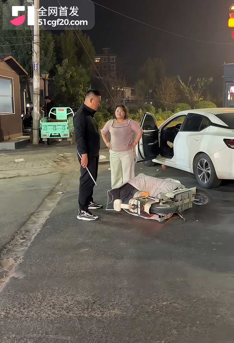 广府街头捉奸暴打小三火烧电动车 5 拷贝 广府街头捉奸暴打小三火烧电动车 5 拷贝