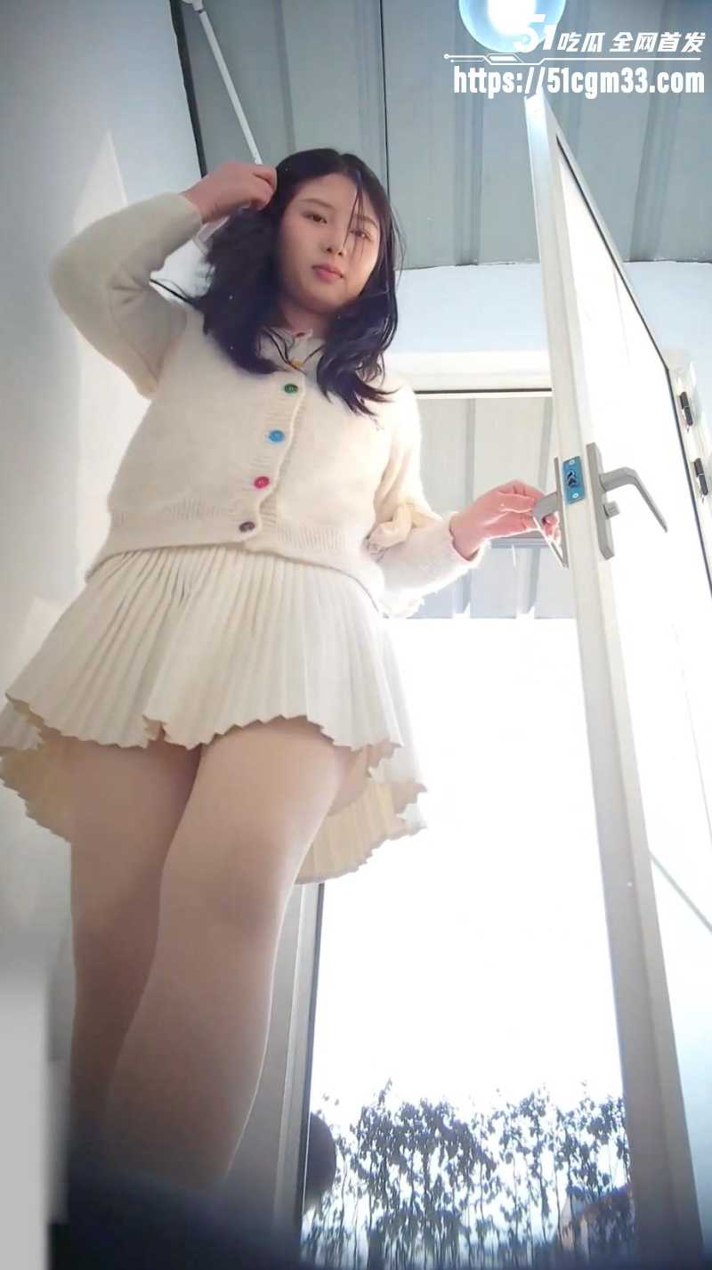 偷拍御姐少妇撅屁股放尿 3 偷拍御姐少妇撅屁股放尿 3