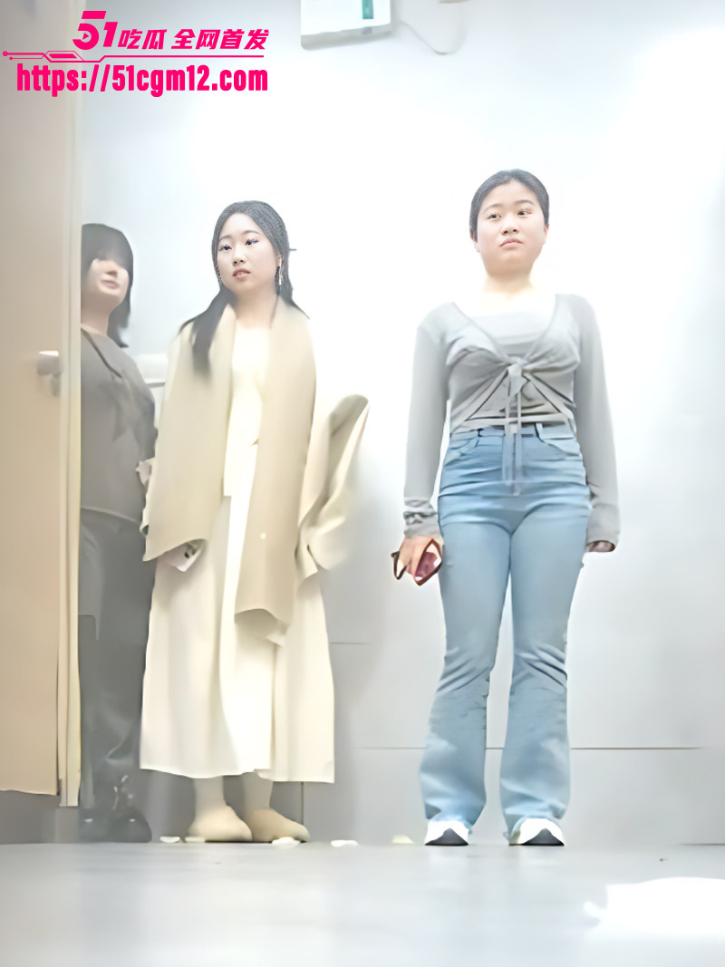 双角度厕拍极品美女放尿 前拍绝美颜值强人尿意后骚穴圣水狂喷 白虎黑森林尽收眼底 满足极限偷窥欲! 双角度厕拍极品美女放尿 前拍绝美颜值强人尿意后骚穴圣水狂喷 白虎黑森林尽收眼底 满足极限偷窥欲!