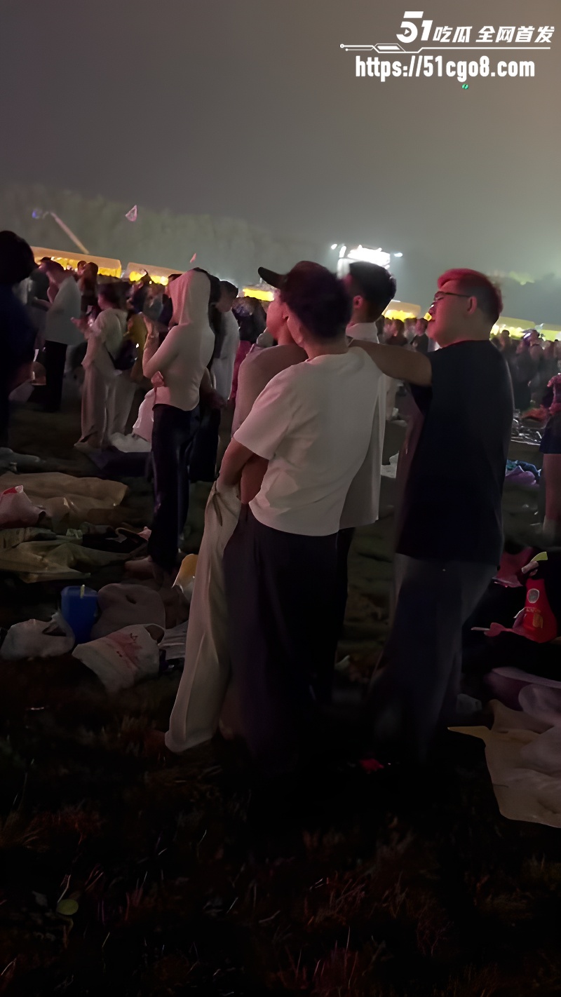 大庭广众互玩鸡巴 1 大庭广众互玩鸡巴 1