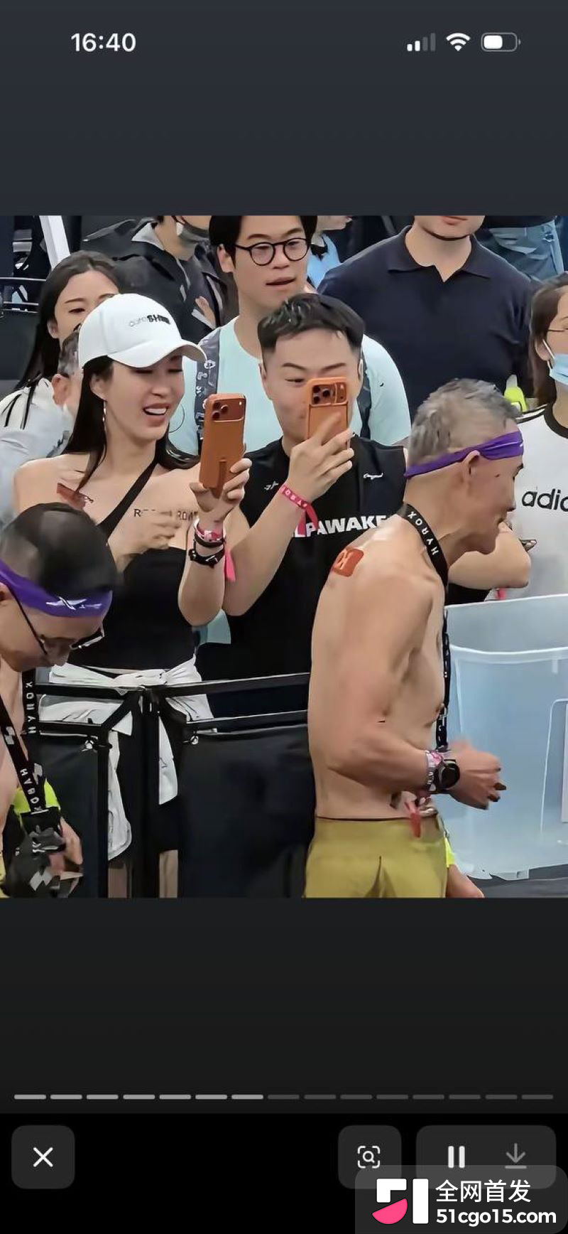 王石妻子田朴珺看台与陌生男戴同款手环 12 王石妻子田朴珺看台与陌生男戴同款手环 12