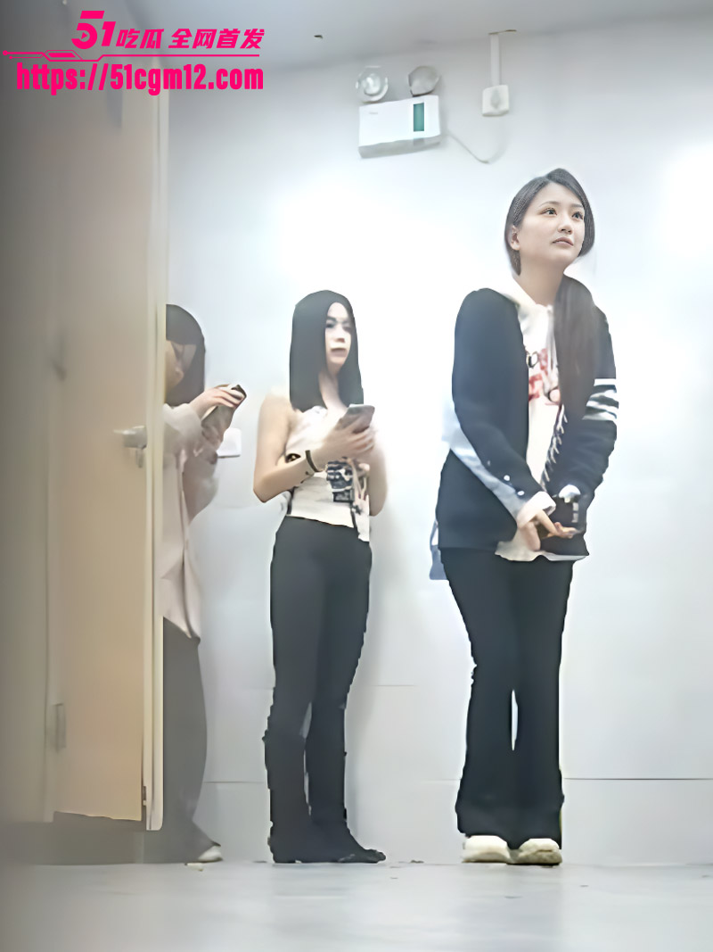 双角度厕拍极品美女放尿 前拍绝美颜值强人尿意后骚穴圣水狂喷 白虎黑森林尽收眼底 满足极限偷窥欲! 双角度厕拍极品美女放尿 前拍绝美颜值强人尿意后骚穴圣水狂喷 白虎黑森林尽收眼底 满足极限偷窥欲!