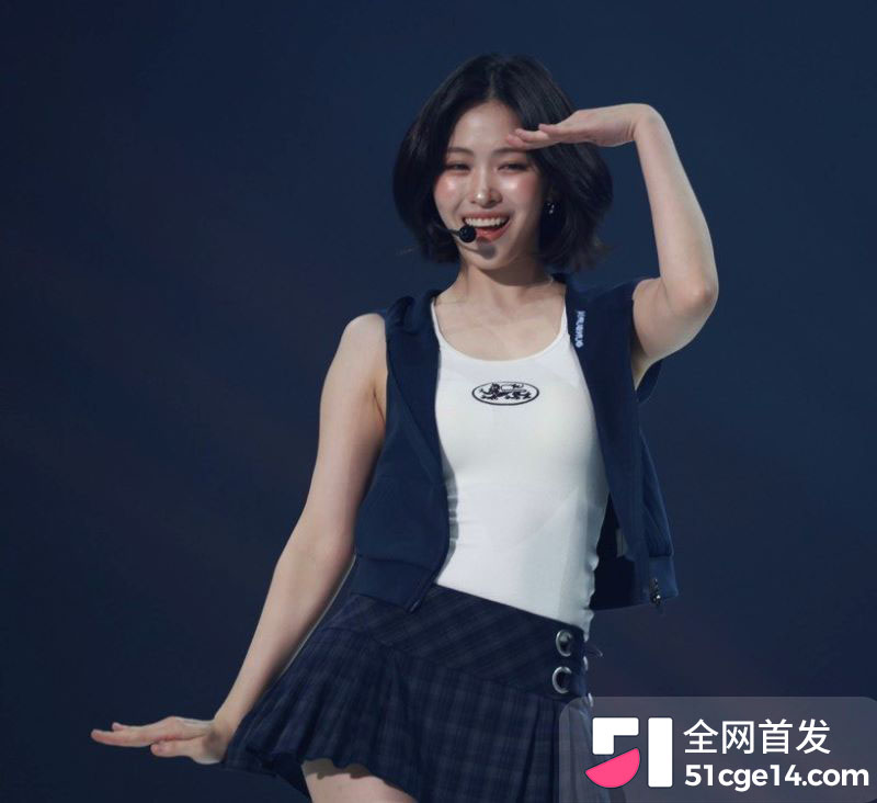 韩国知名女星申留真巡演时伸手扣逼 9 韩国知名女星申留真巡演时伸手扣逼 9