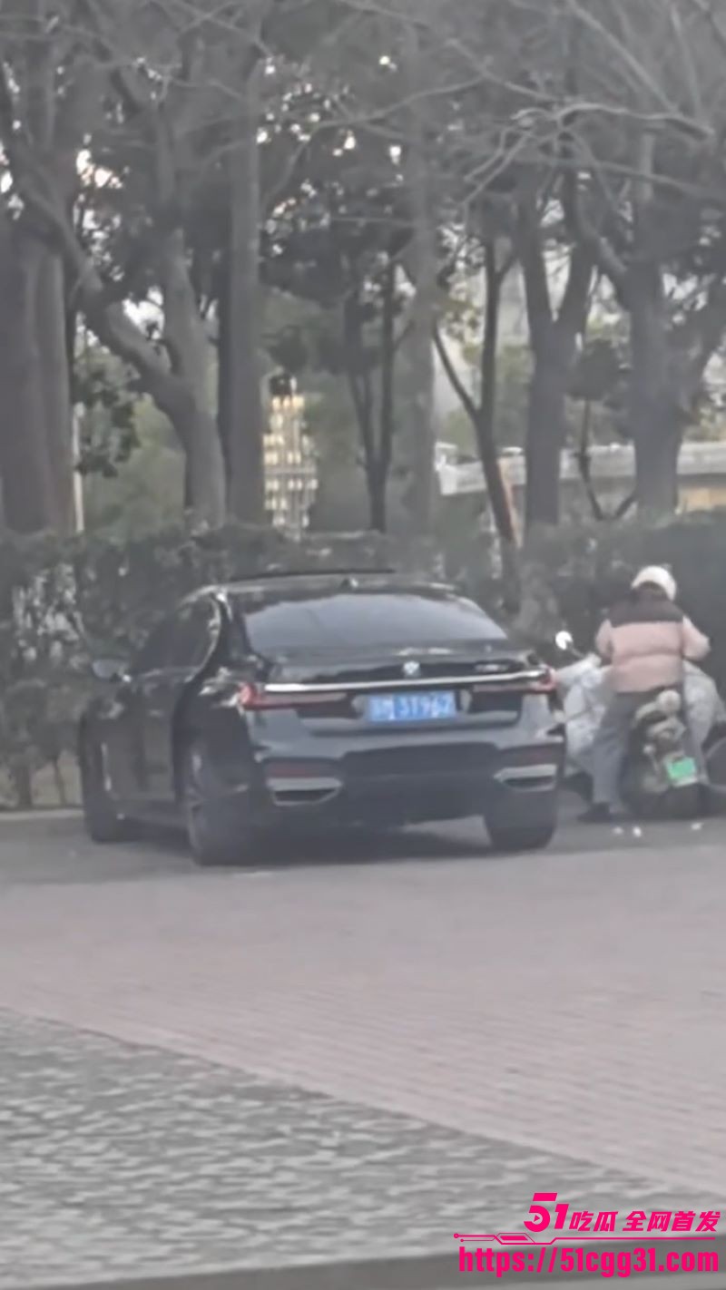 宝马车内偷情男女车震狂欢 4 宝马车内偷情男女车震狂欢 4