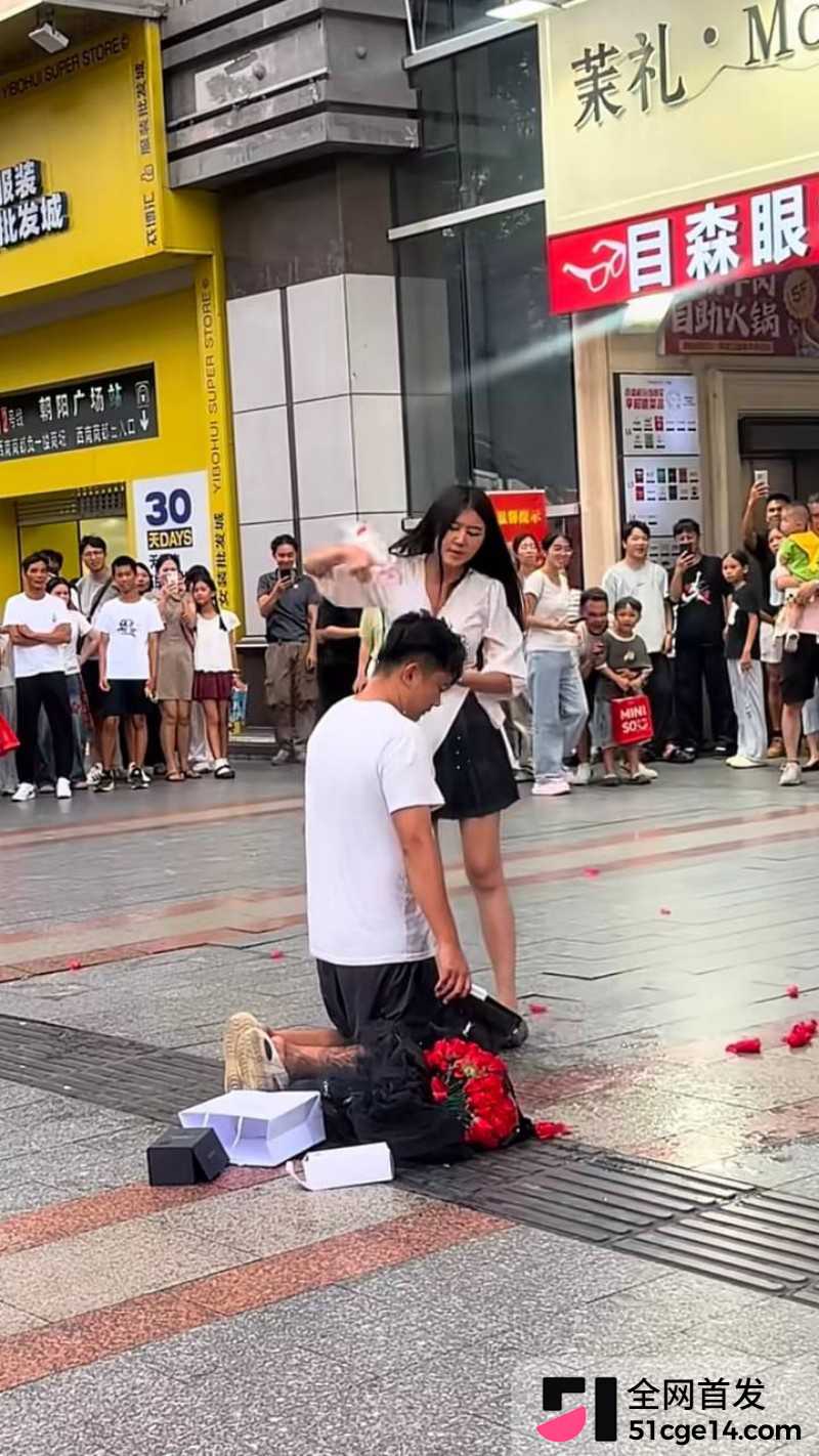 广西南宁朝阳广场目森眼镜求婚视频02 广西南宁朝阳广场目森眼镜求婚视频02