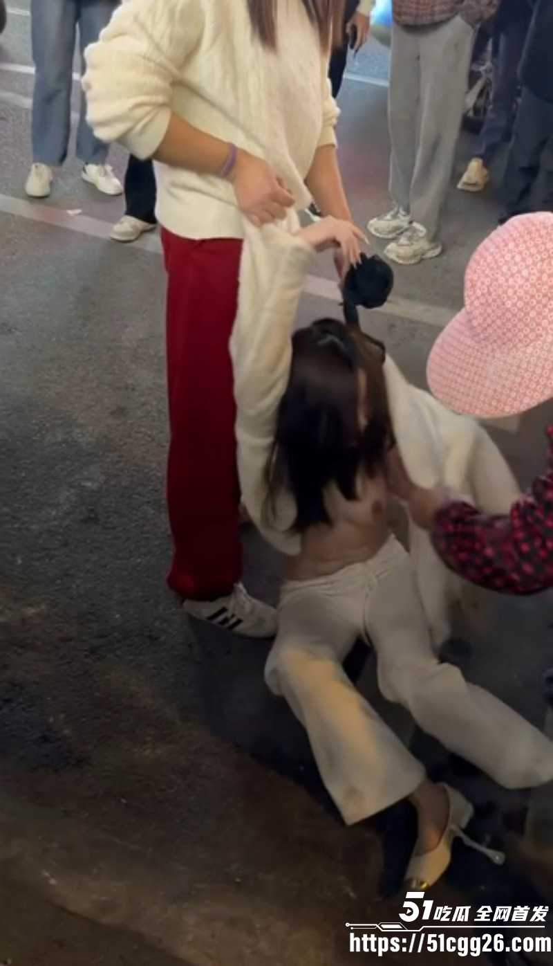 福建平潭抓奸小三被原配当街扒光衣服03 福建平潭抓奸小三被原配当街扒光衣服03