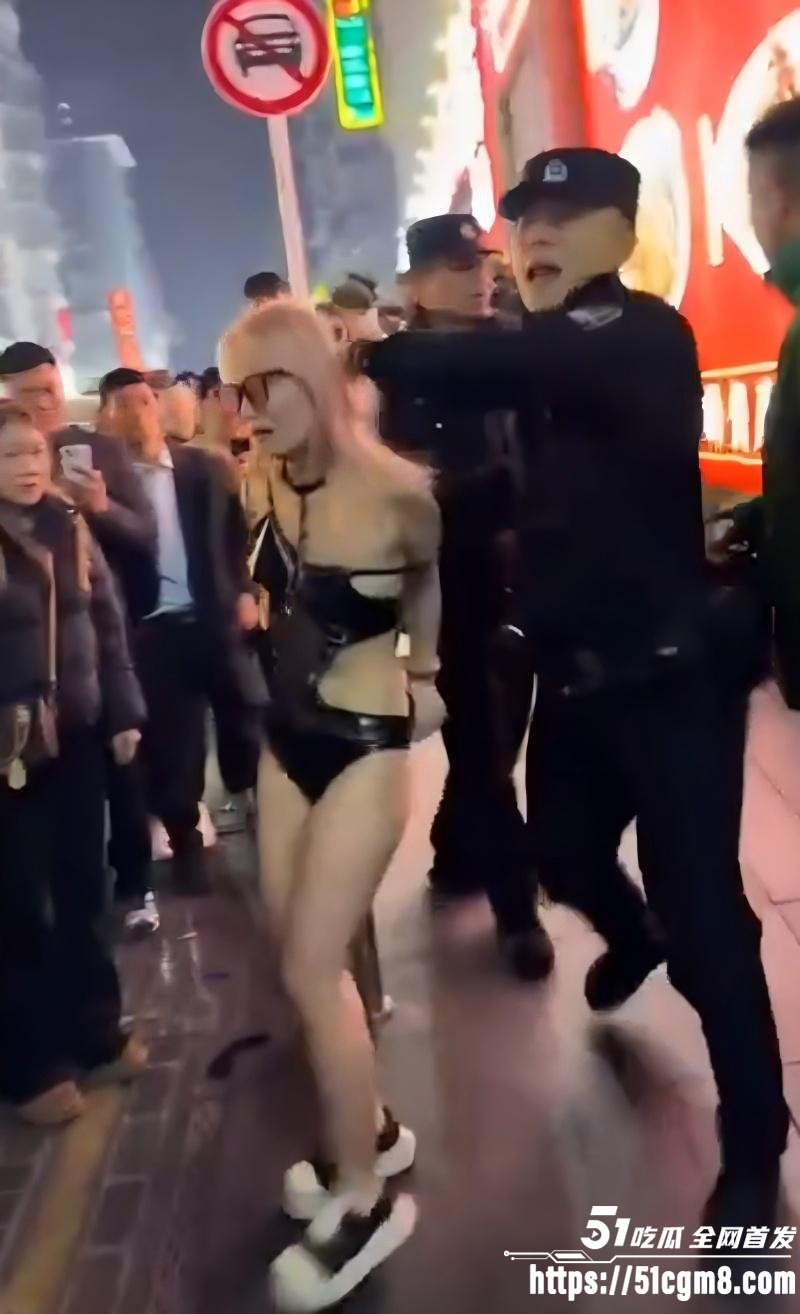 长沙解放西女子当街吃鸡事件010 长沙解放西女子当街吃鸡事件010