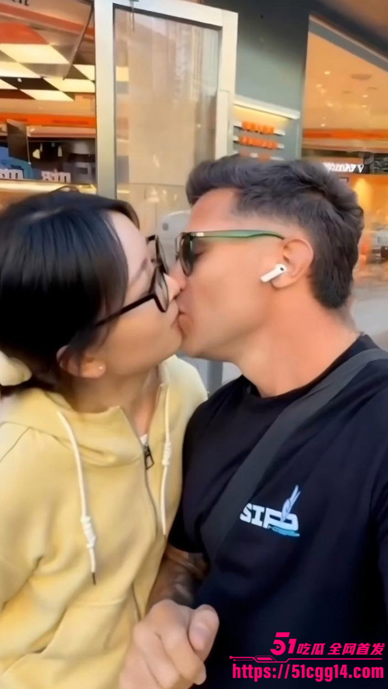 眼镜反差婊街头与阿根廷猛男热吻4 眼镜反差婊街头与阿根廷猛男热吻4