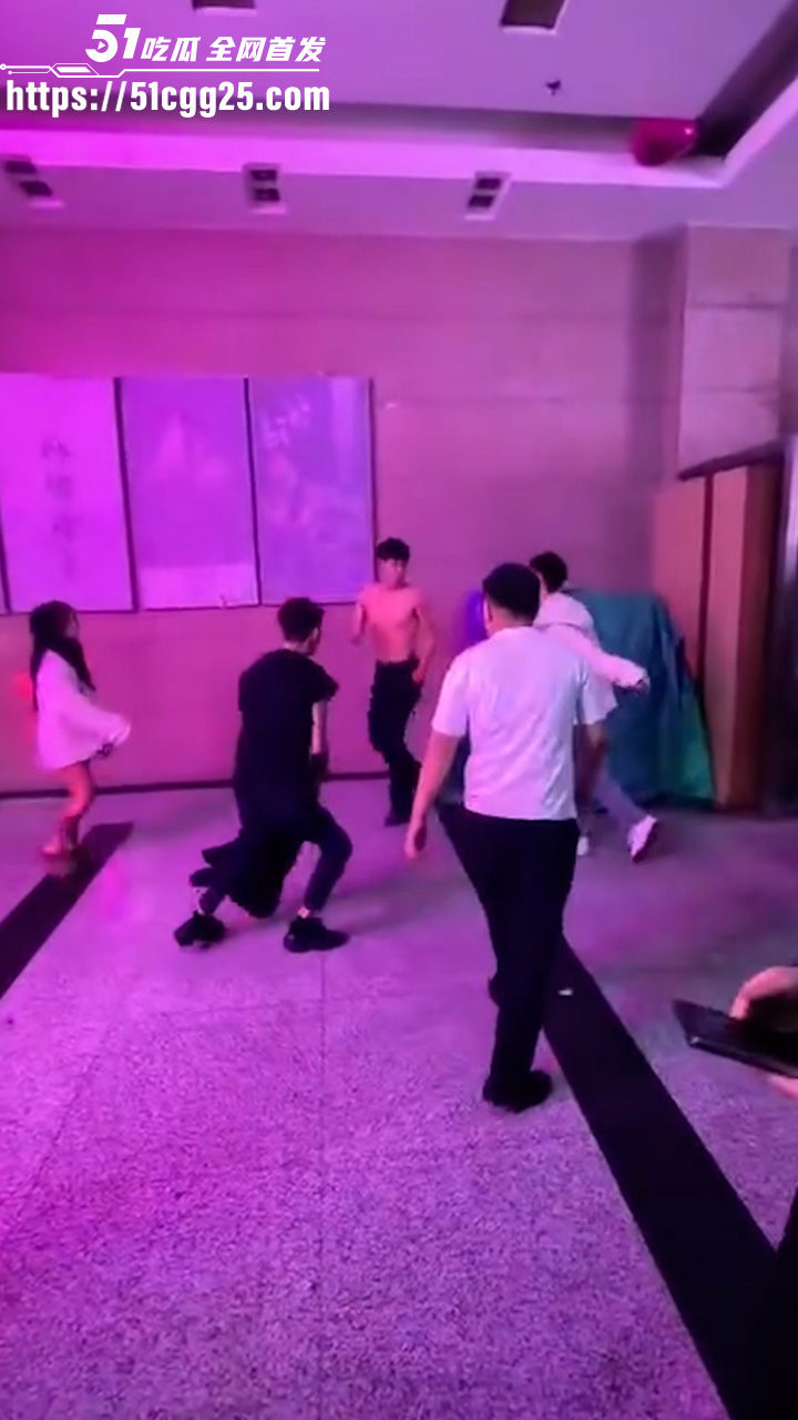 精神小伙1v3街头群殴3 精神小伙1v3街头群殴3