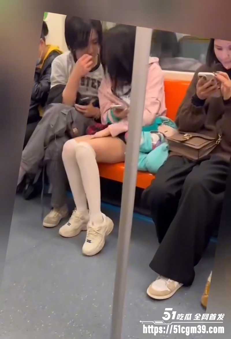 地铁精神小伙偷摸女孩下体被拍 6 拷贝 地铁精神小伙偷摸女孩下体被拍 6 拷贝