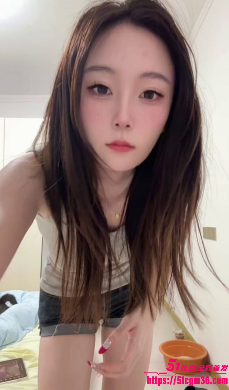 巨乳福利姬大学生不吃草莓下海裸舞 1 巨乳福利姬大学生不吃草莓下海裸舞 1