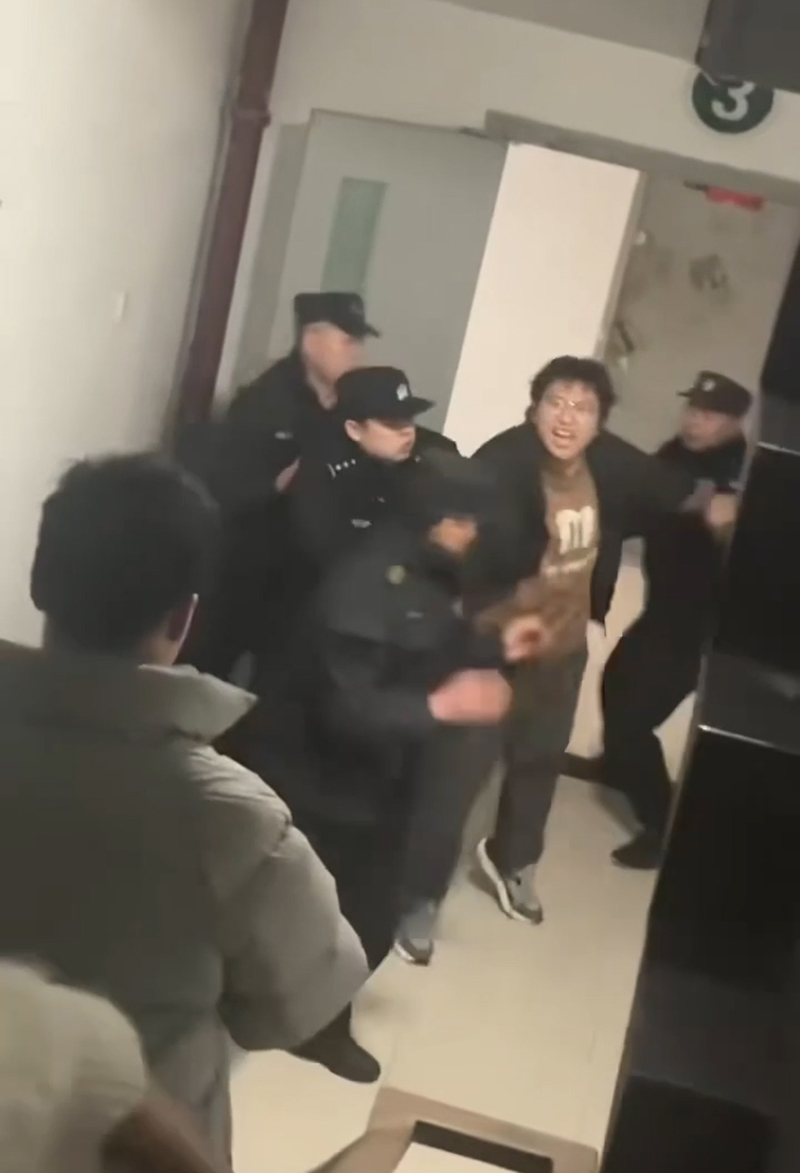 大学生熬夜写二次元小说写疯癫被抬走视频1 大学生熬夜写二次元小说写疯癫被抬走视频1