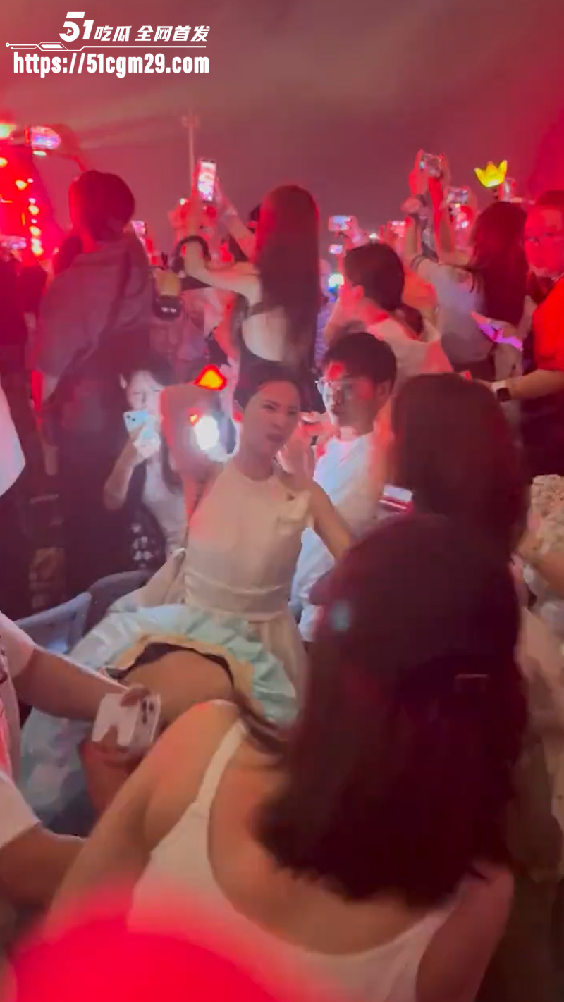 权志龙澳门音乐节台下炸锅 4 权志龙澳门音乐节台下炸锅 4