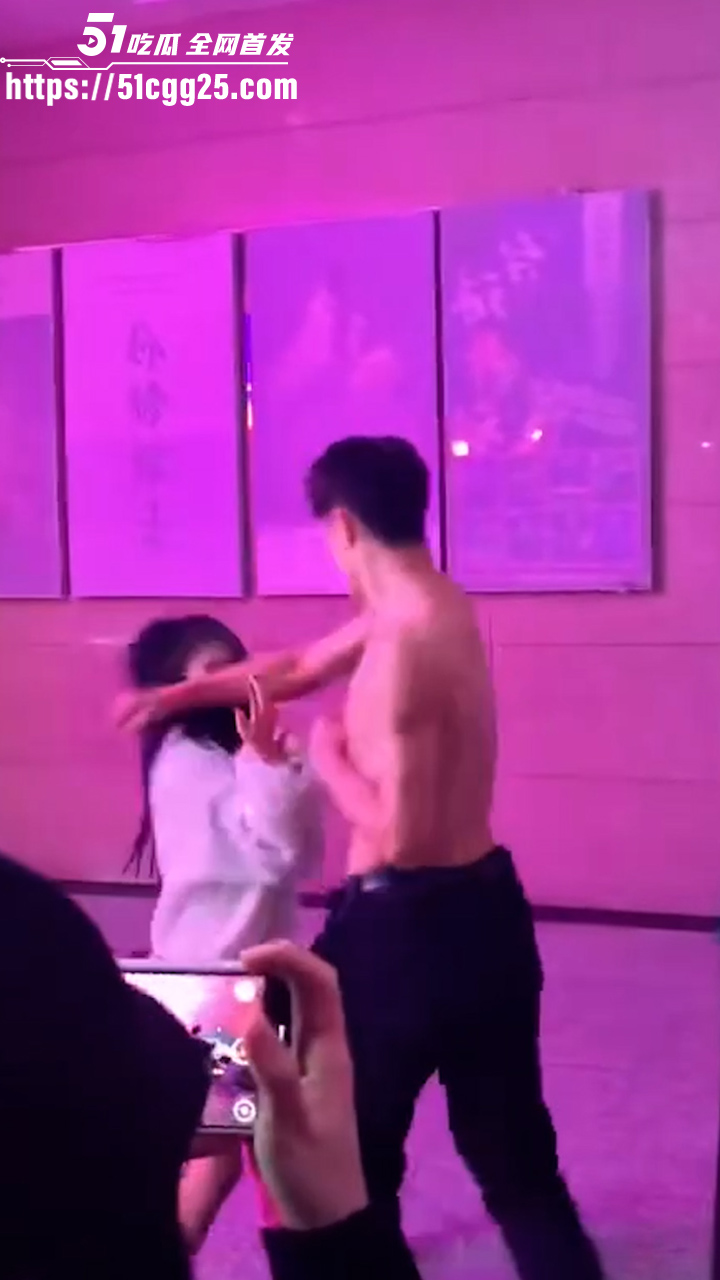 精神小伙1v3街头群殴6 精神小伙1v3街头群殴6